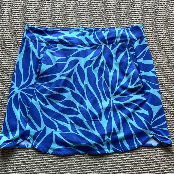 Size 12 vineyard vines skirt with built in shorts - Picture 1 of 3